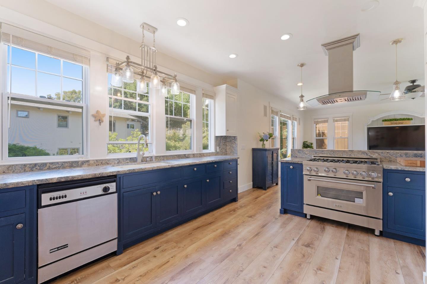 Detail Gallery Image 18 of 73 For 303 Brook Ave, Santa Cruz,  CA 95062 - 4 Beds | 3/2 Baths