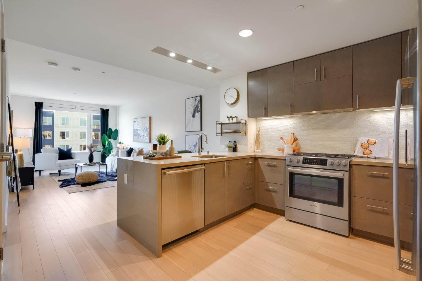 Detail Gallery Image 1 of 23 For 52 Innes Ct #305,  San Francisco,  CA 94124 - 1 Beds | 1 Baths
