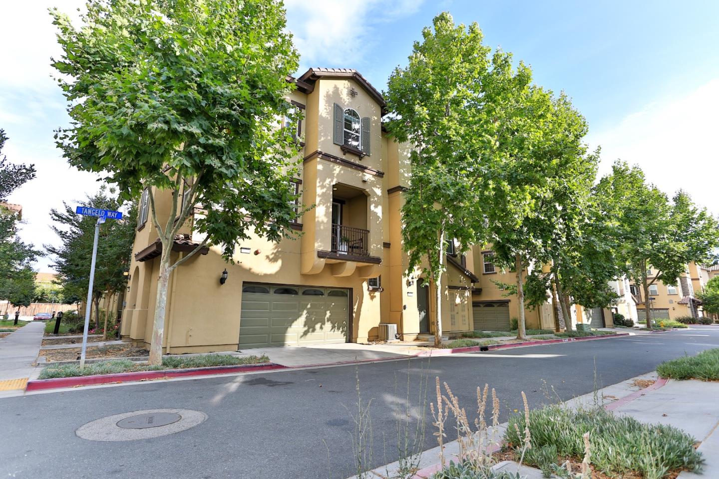 Detail Gallery Image 1 of 1 For 1039 Chamomile Walkway, San Jose,  CA 95133 - 2 Beds | 2/1 Baths