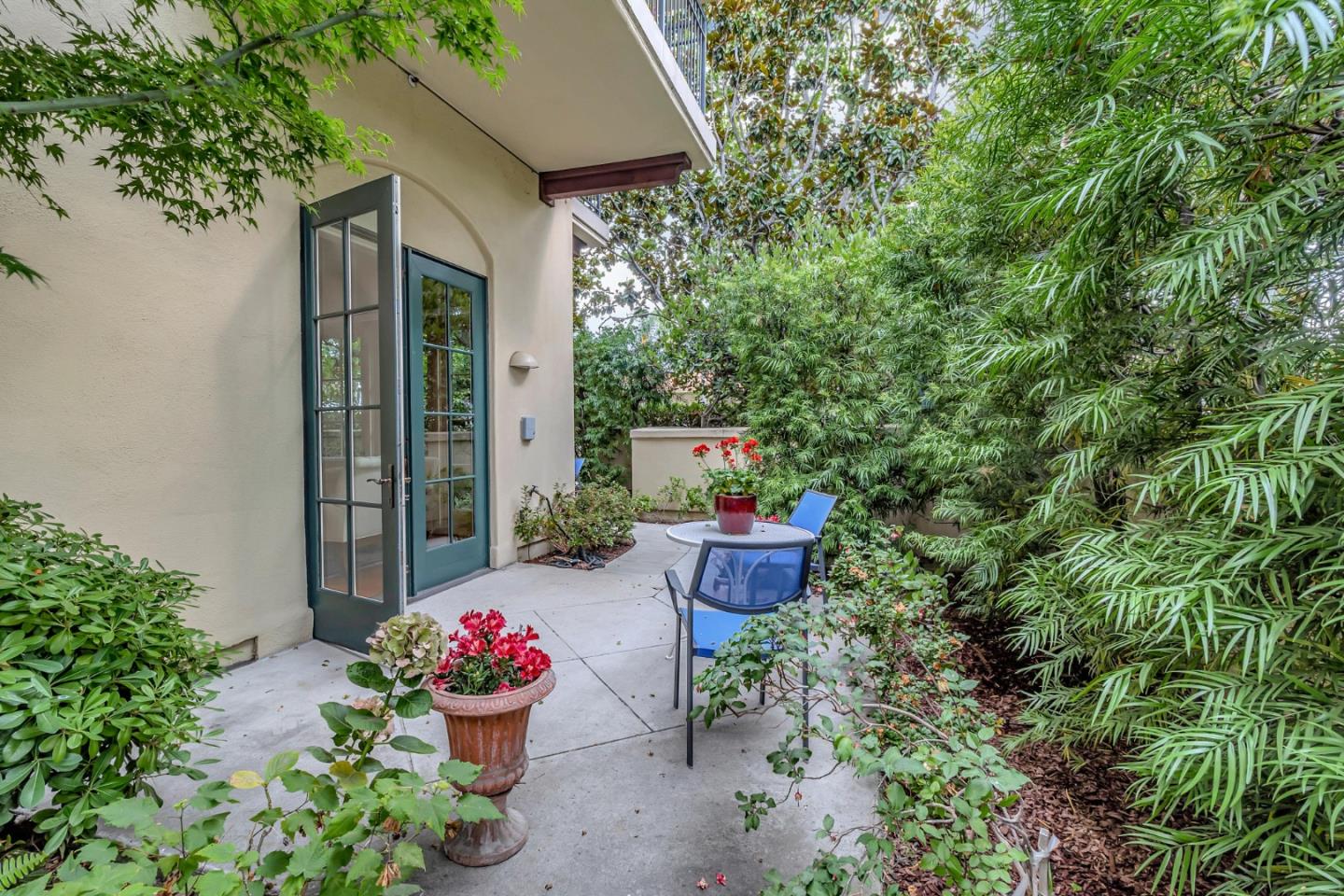 Detail Gallery Image 1 of 1 For 555 Byron St #106,  Palo Alto,  CA 94301 - 2 Beds | 2/1 Baths