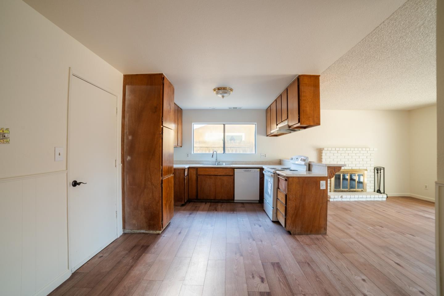 Detail Gallery Image 3 of 25 For 1316 Dove St, Los Banos,  CA 93635 - 4 Beds | 2 Baths