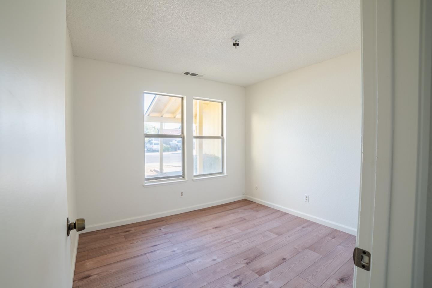 Detail Gallery Image 4 of 25 For 1316 Dove St, Los Banos,  CA 93635 - 4 Beds | 2 Baths