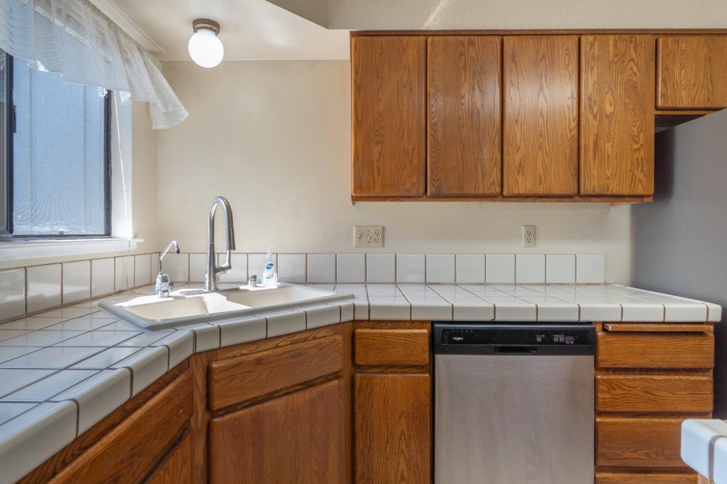 Detail Gallery Image 9 of 46 For 14895 Pin Oak Pl, Salinas,  CA 93907 - 4 Beds | 3 Baths