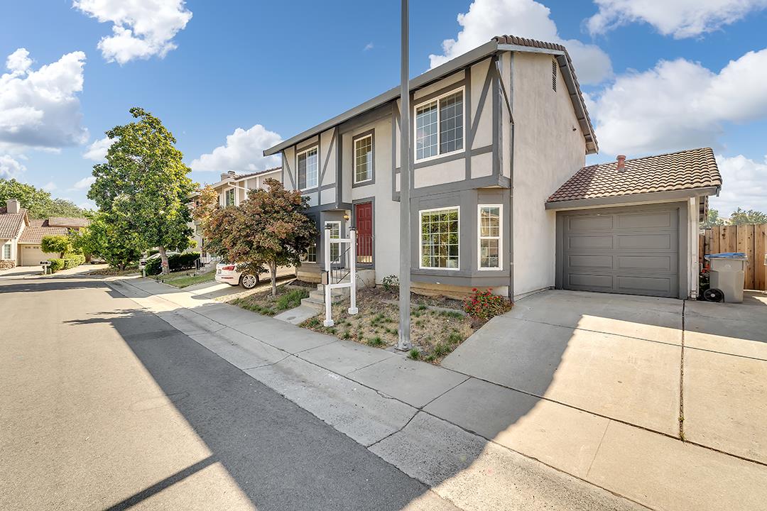 Detail Gallery Image 2 of 43 For 7287 Sleepy Creek Dr, San Jose,  CA 95120 - 3 Beds | 2/1 Baths