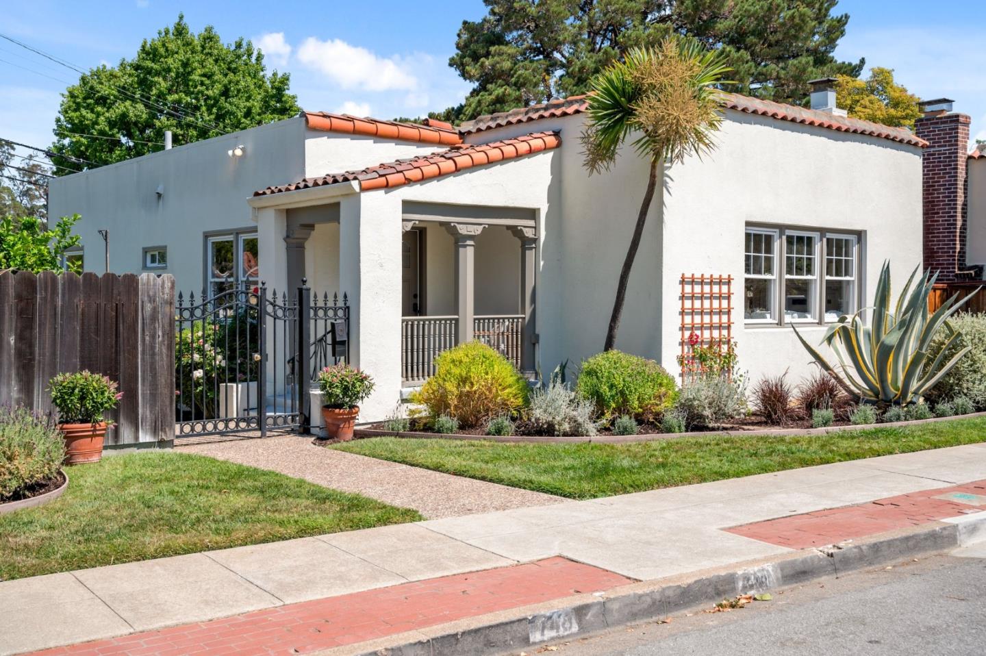 Detail Gallery Image 1 of 1 For 748 Farringdon Ln, Burlingame,  CA 94010 - 2 Beds | 2 Baths