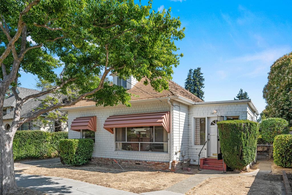 Detail Gallery Image 1 of 1 For 14 Channing Rd, Burlingame,  CA 94010 - 2 Beds | 1 Baths