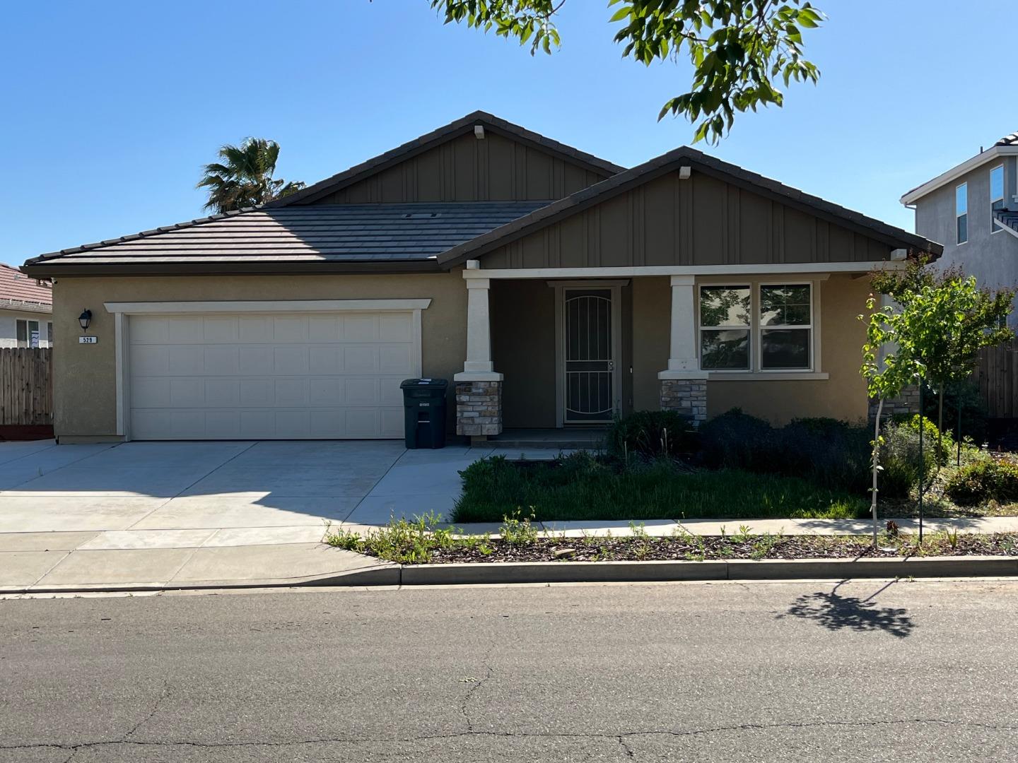 Photo of 529 Ashwood Ln in Patterson, CA