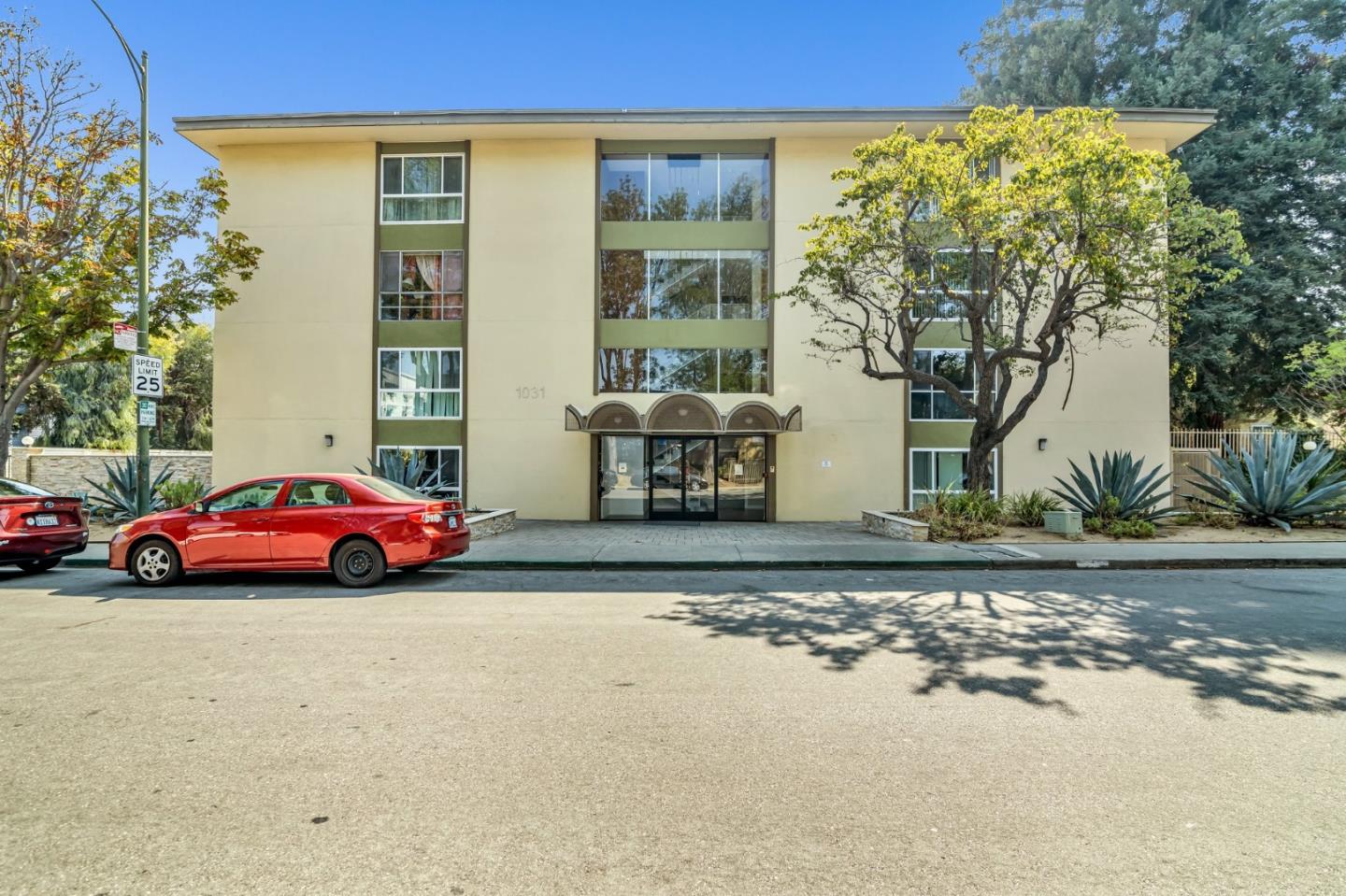 Detail Gallery Image 2 of 33 For 1031 Crestview Dr #114,  Mountain View,  CA 94040 - 2 Beds | 2 Baths