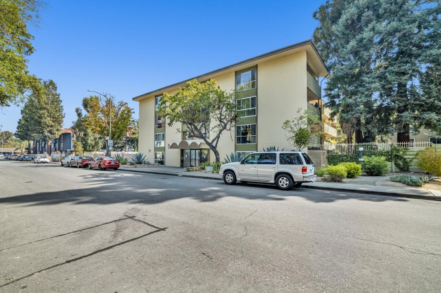 Detail Gallery Image 3 of 33 For 1031 Crestview Dr #114,  Mountain View,  CA 94040 - 2 Beds | 2 Baths