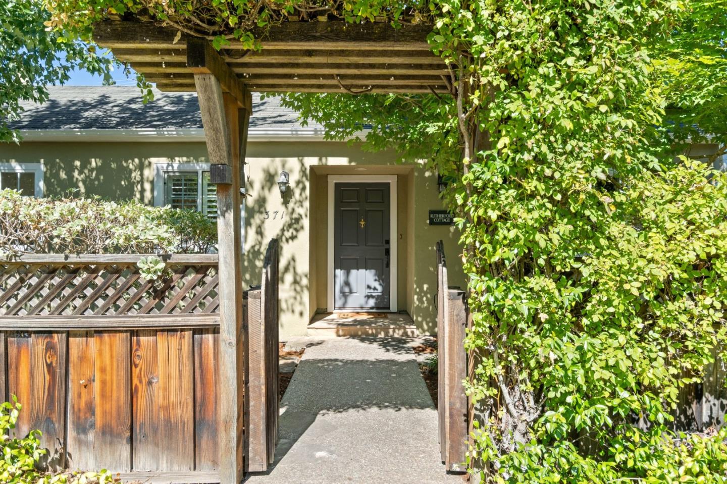 Detail Gallery Image 1 of 1 For 371 Rutherford Ave, Redwood City,  CA 94061 - 2 Beds | 1 Baths