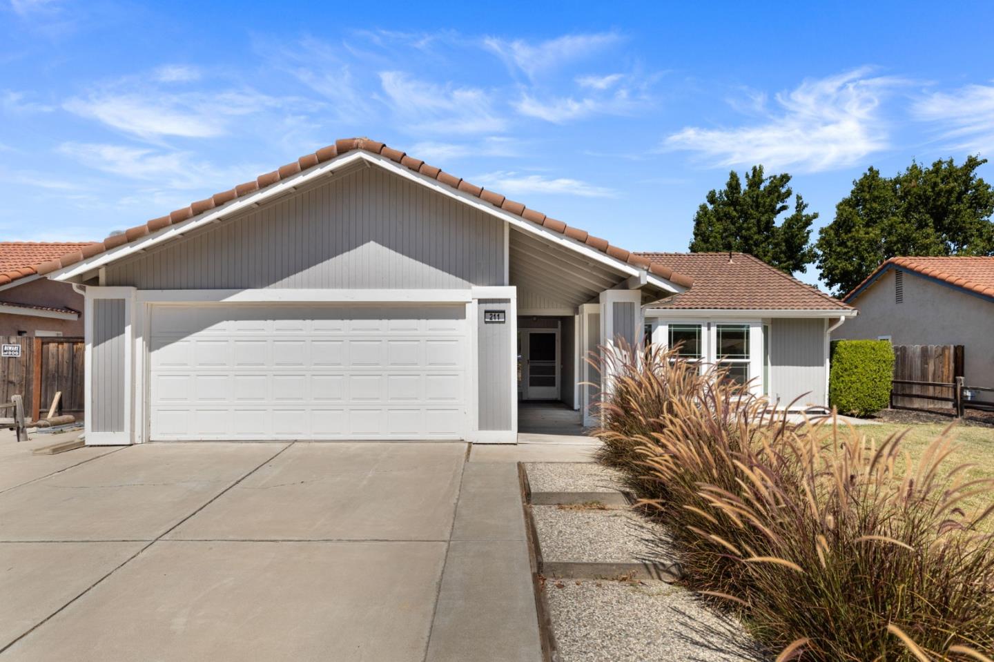 Detail Gallery Image 1 of 1 For 211 W Deerwood Ln, Tracy,  CA 95376 - 3 Beds | 2 Baths