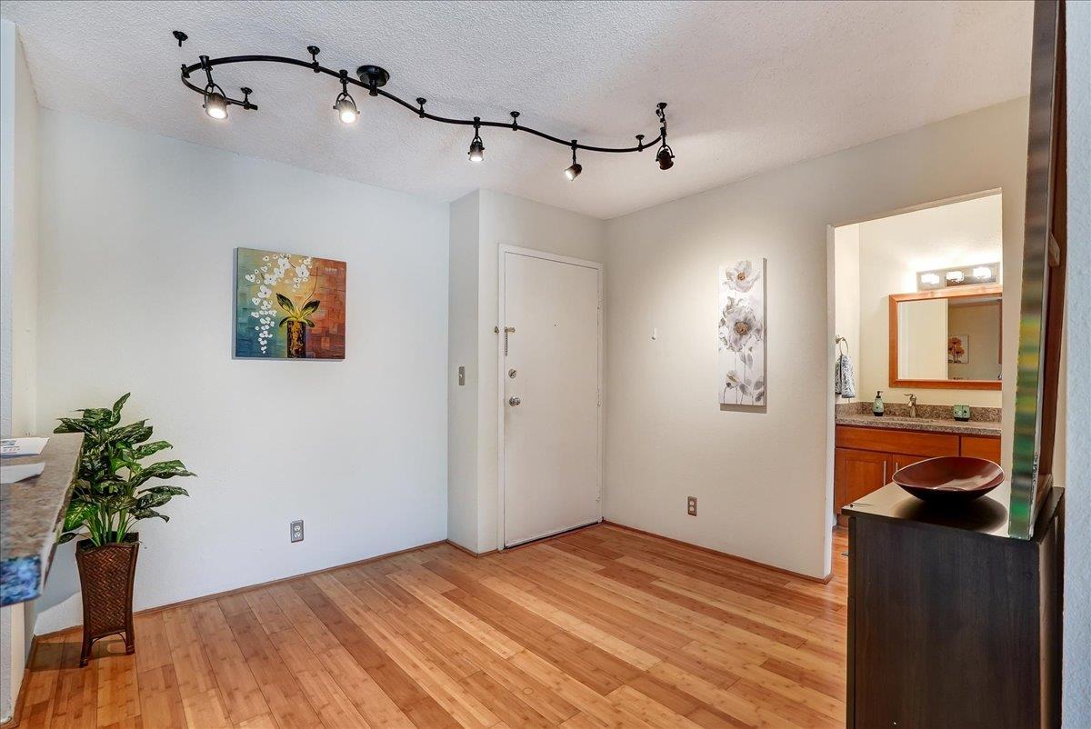 Detail Gallery Image 3 of 31 For 381 Half Moon Ln #305,  Daly City,  CA 94015 - 1 Beds | 1 Baths