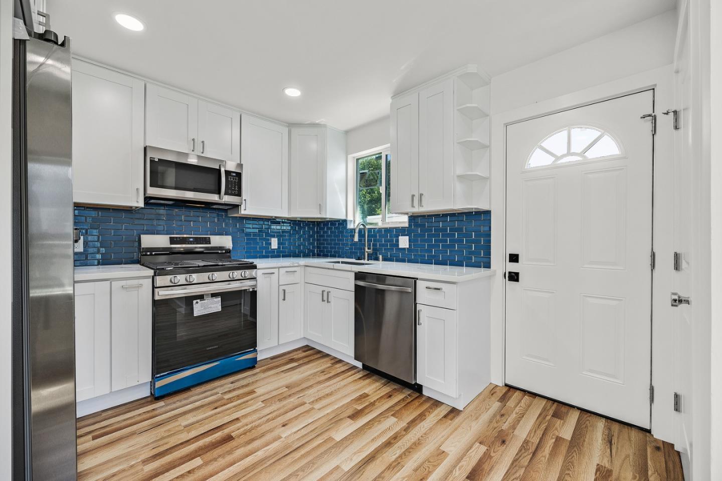 Detail Gallery Image 5 of 37 For 1518 Cypress Ave, San Mateo,  CA 94401 - 4 Beds | 2 Baths