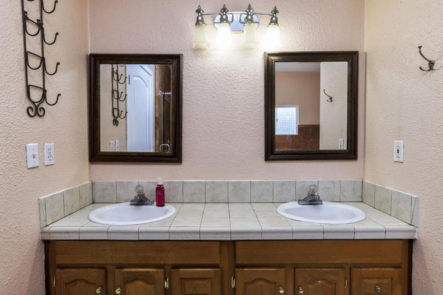 Detail Gallery Image 27 of 56 For 746 Echo Valley Rd, Salinas,  CA 93907 - 5 Beds | 4 Baths