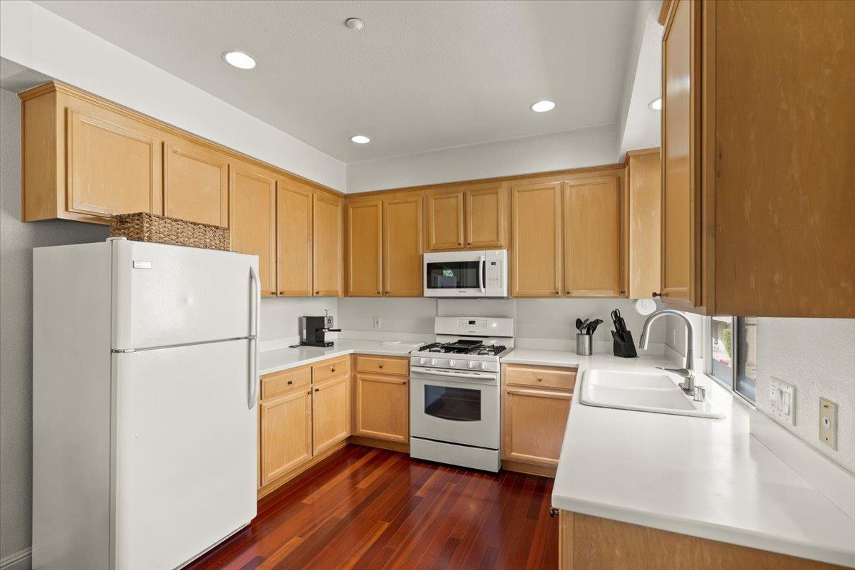 Detail Gallery Image 17 of 39 For 892 Rosemary Terrace, Sunnyvale,  CA 94086 - 3 Beds | 3 Baths