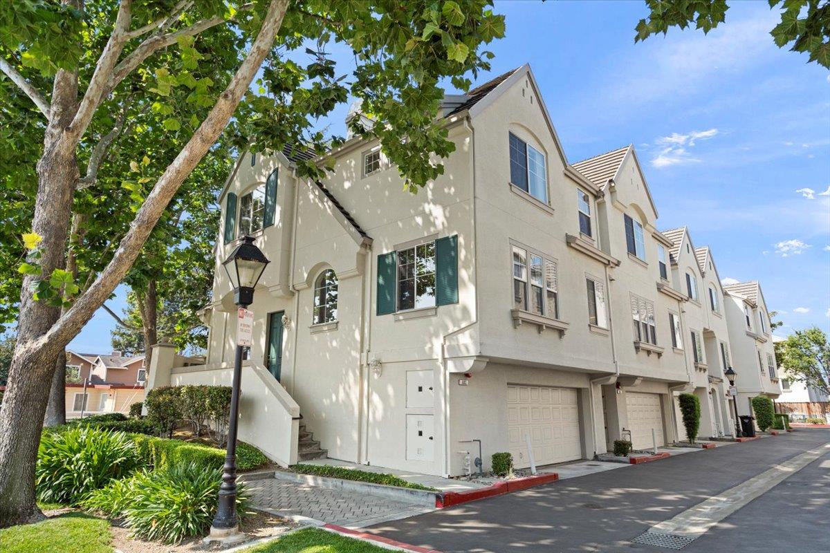 Detail Gallery Image 2 of 39 For 892 Rosemary Terrace, Sunnyvale,  CA 94086 - 3 Beds | 3 Baths