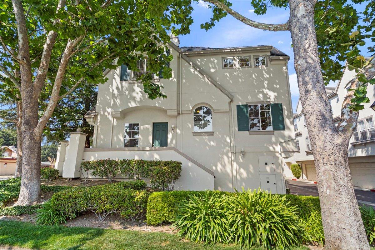 Detail Gallery Image 3 of 39 For 892 Rosemary Terrace, Sunnyvale,  CA 94086 - 3 Beds | 3 Baths