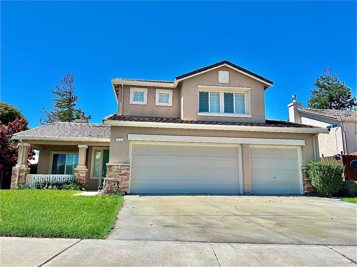 Detail Gallery Image 2 of 50 For 1490 Black Forest Dr, Hollister,  CA 95023 - 5 Beds | 3 Baths