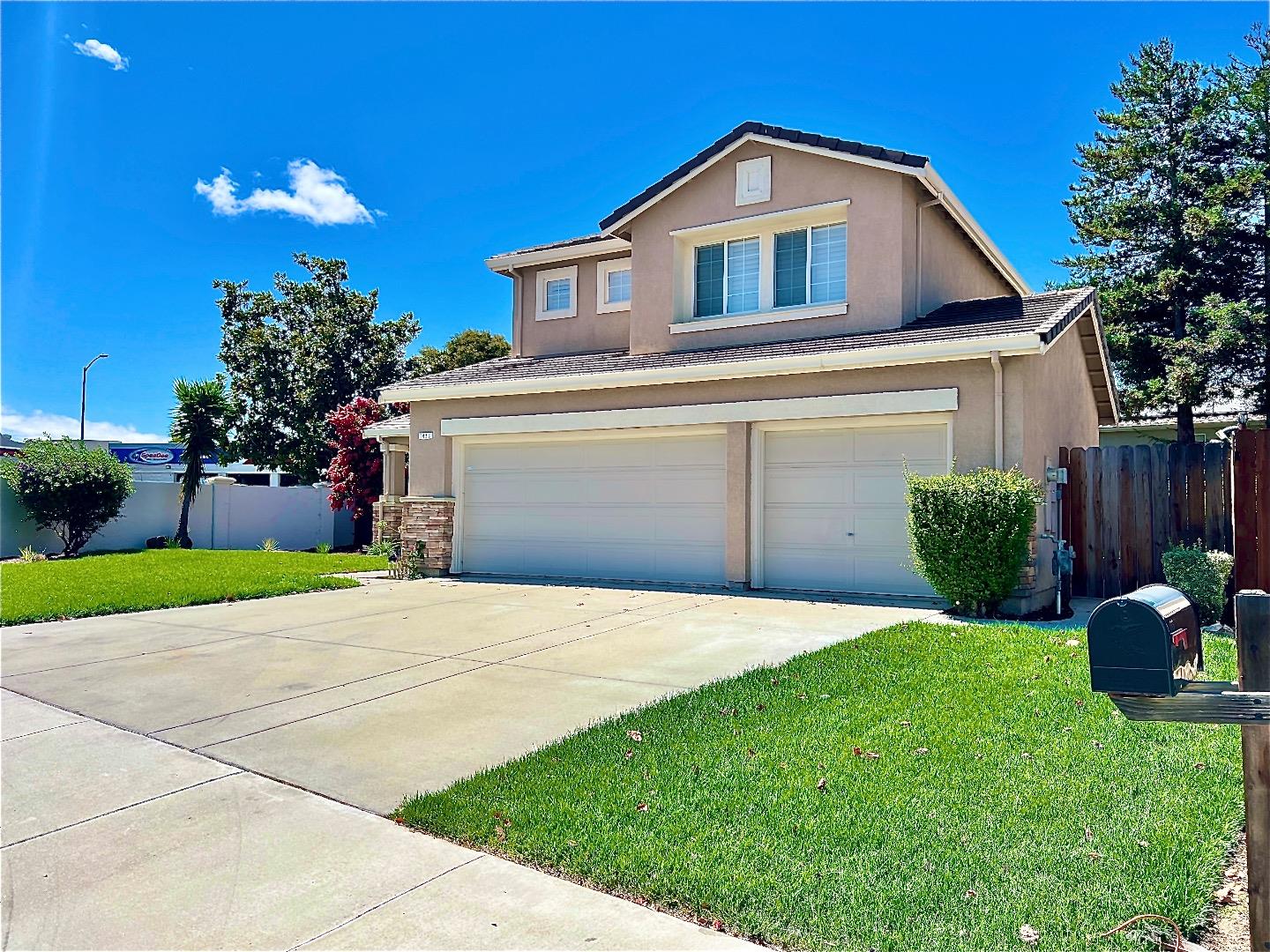 Detail Gallery Image 5 of 50 For 1490 Black Forest Dr, Hollister,  CA 95023 - 5 Beds | 3 Baths