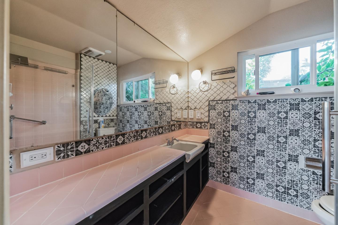 Detail Gallery Image 28 of 68 For 5959 Mcandrew Dr, Oakland,  CA 94611 - 5 Beds | 2 Baths