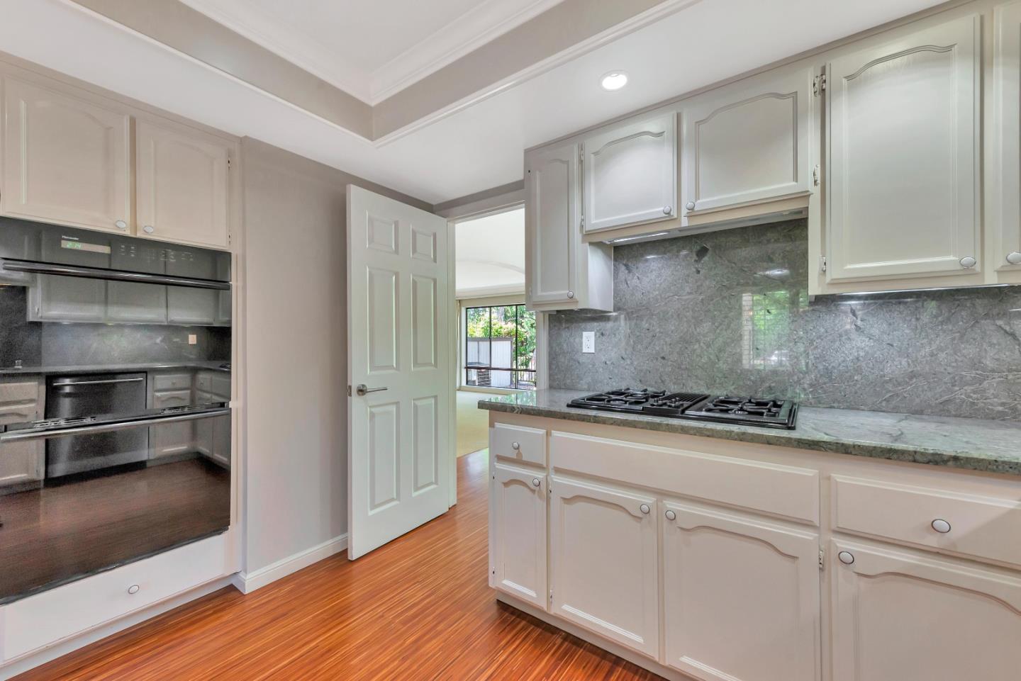 Detail Gallery Image 16 of 49 For 1108 Royal Ln, San Carlos,  CA 94070 - 2 Beds | 2/1 Baths