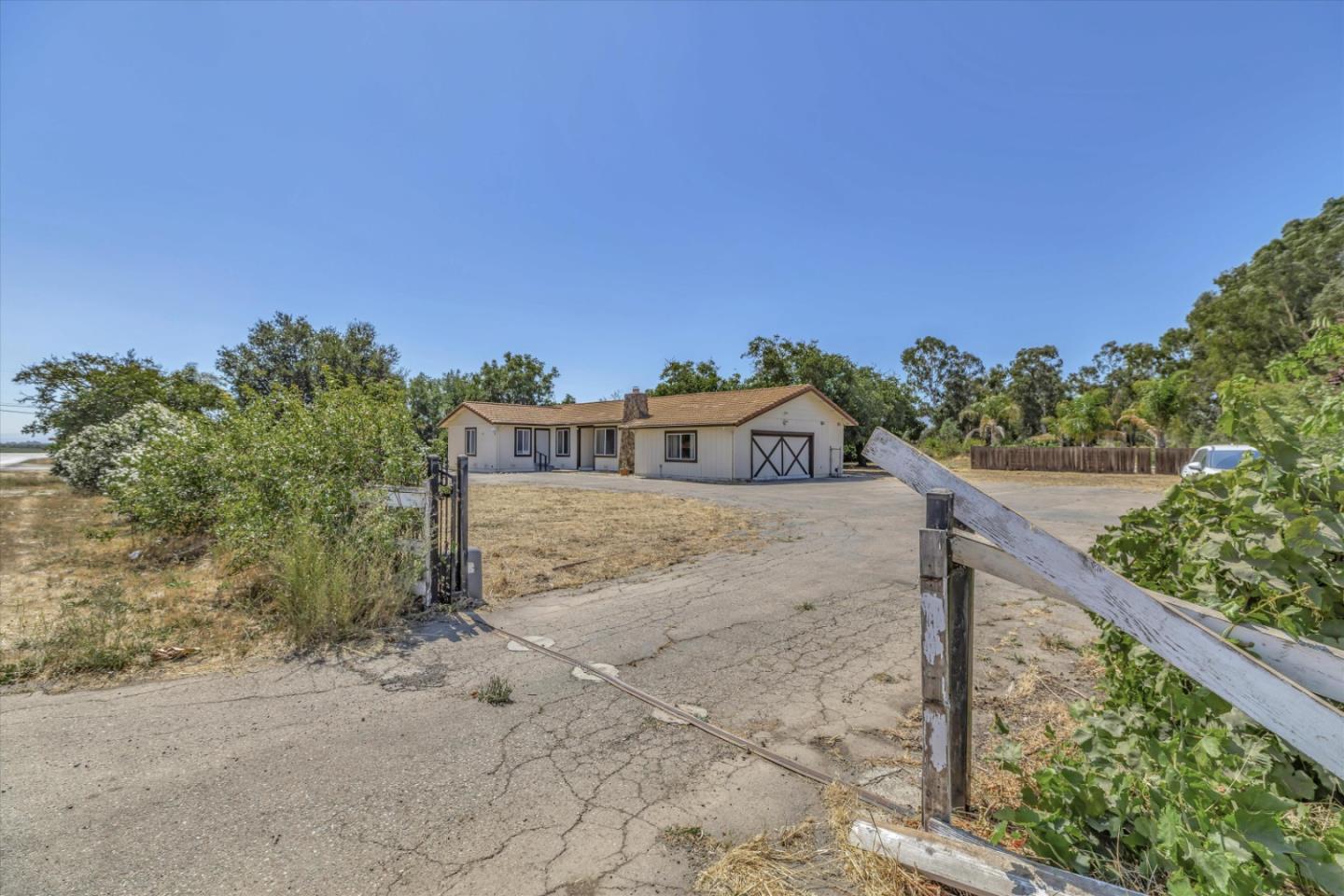Detail Gallery Image 4 of 92 For 8415 Marcella Ave, Gilroy,  CA 95020 - 4 Beds | 3 Baths