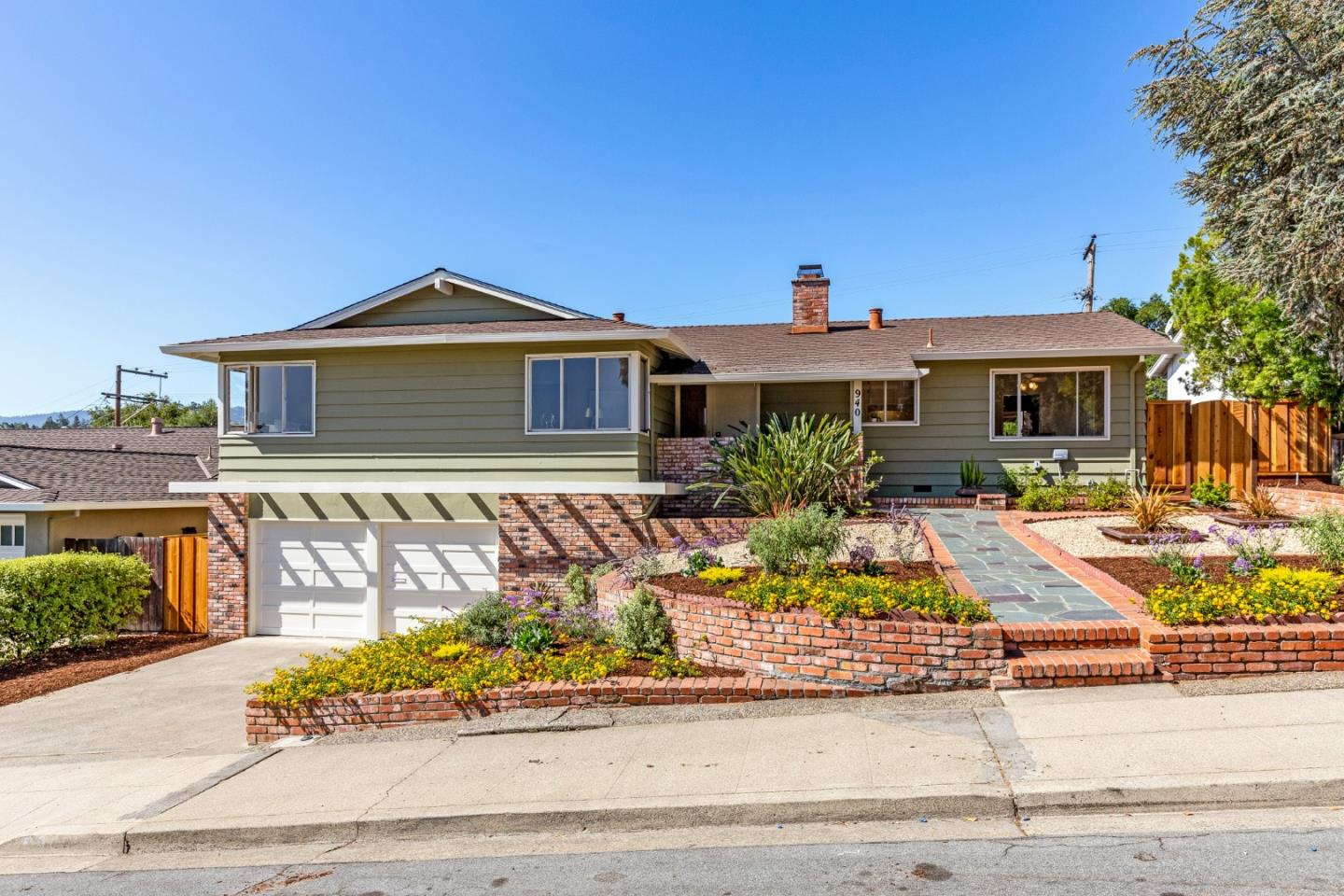 Detail Gallery Image 1 of 1 For 940 Edgecliff Way, Redwood City,  CA 94061 - 4 Beds | 2/1 Baths