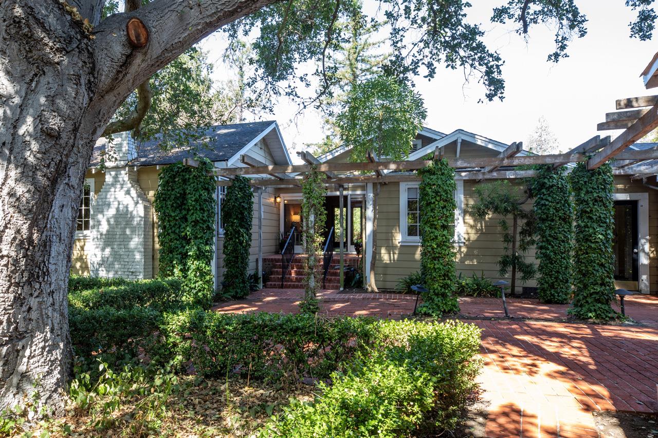 Detail Gallery Image 1 of 1 For 13871 Robleda Rd, Los Altos Hills,  CA 94022 - 4 Beds | 4 Baths