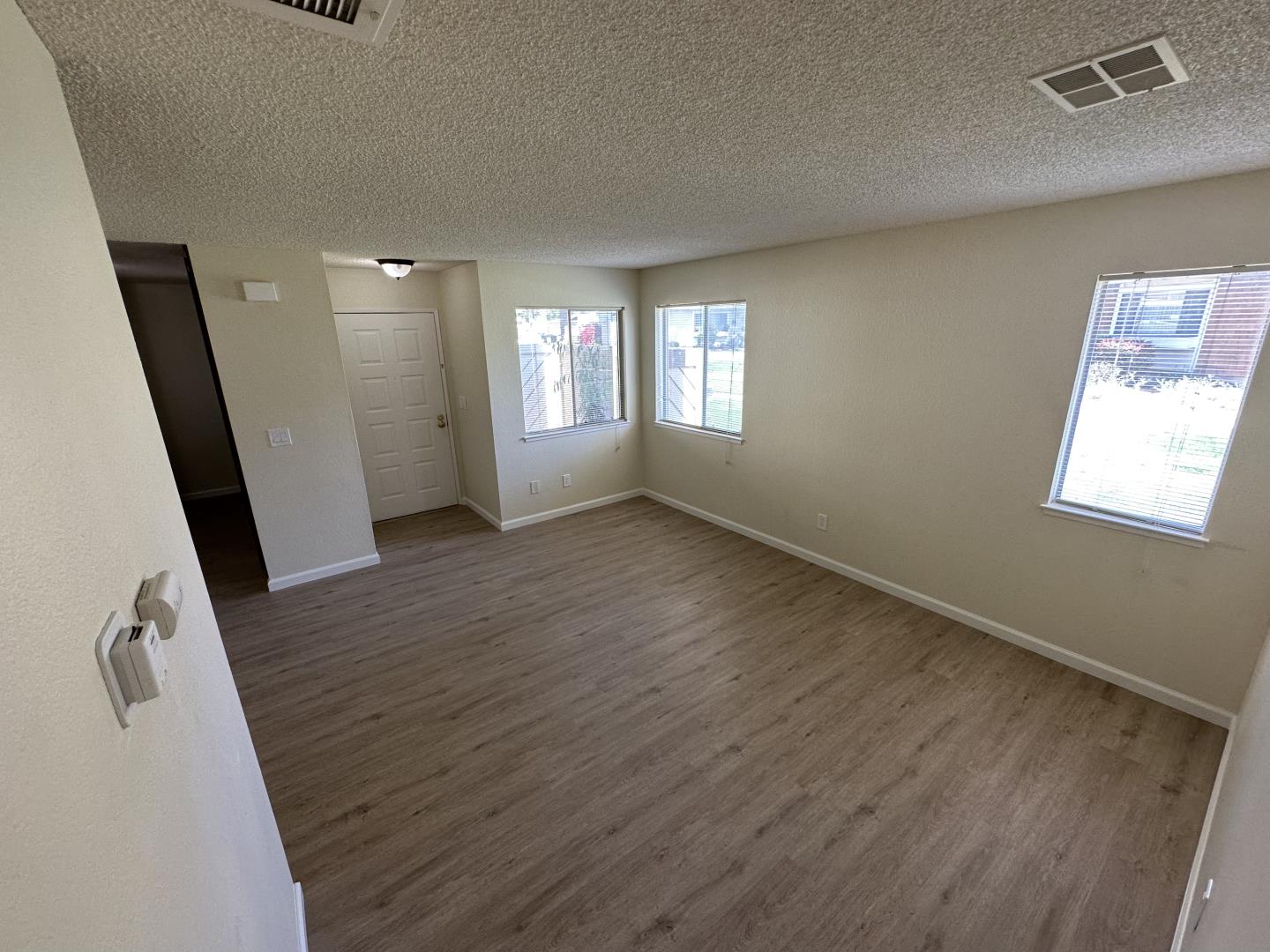 Detail Gallery Image 4 of 13 For 1857 Cherokee Dr #1,  Salinas,  CA 93906 - 1 Beds | 1 Baths
