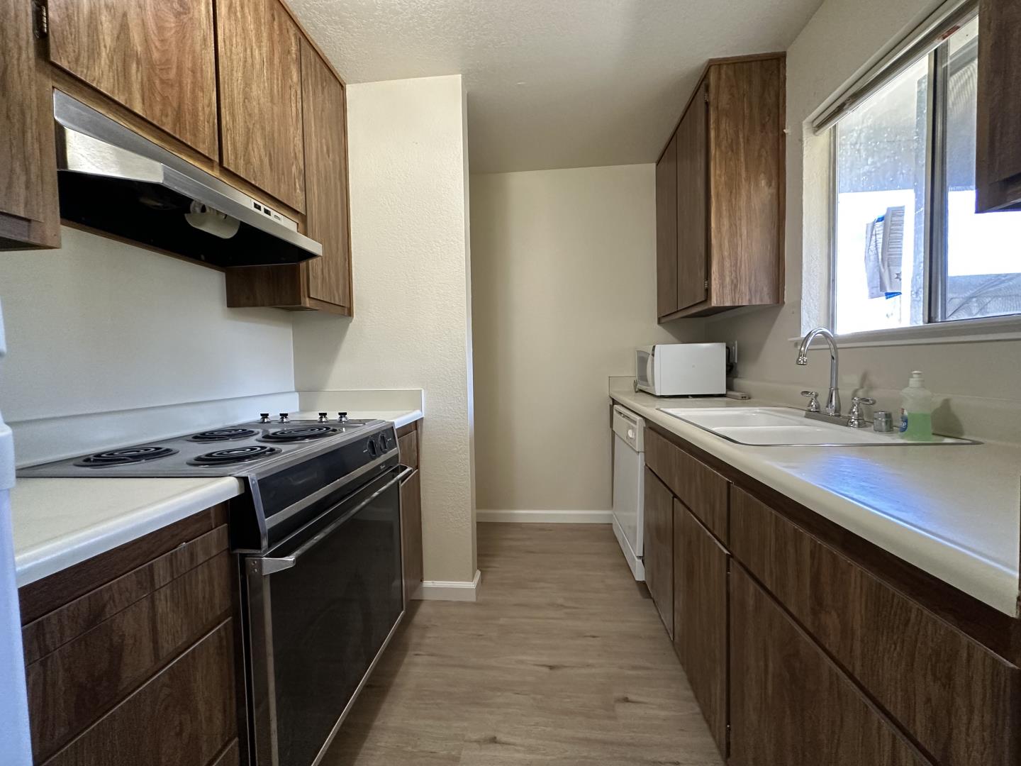 Detail Gallery Image 6 of 13 For 1857 Cherokee Dr #1,  Salinas,  CA 93906 - 1 Beds | 1 Baths