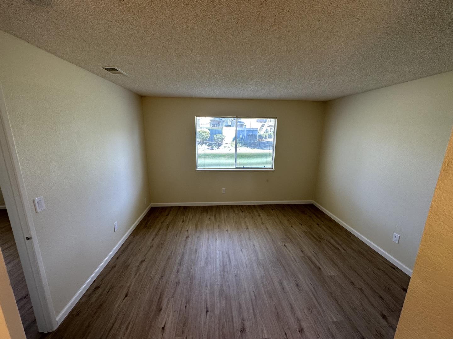Detail Gallery Image 8 of 13 For 1857 Cherokee Dr #1,  Salinas,  CA 93906 - 1 Beds | 1 Baths