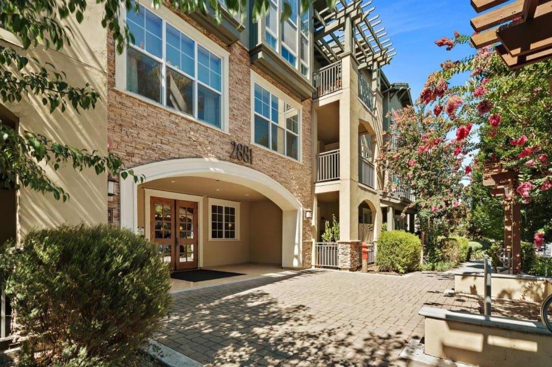 Browse active condo listings in WILLOW GLEN PLACE