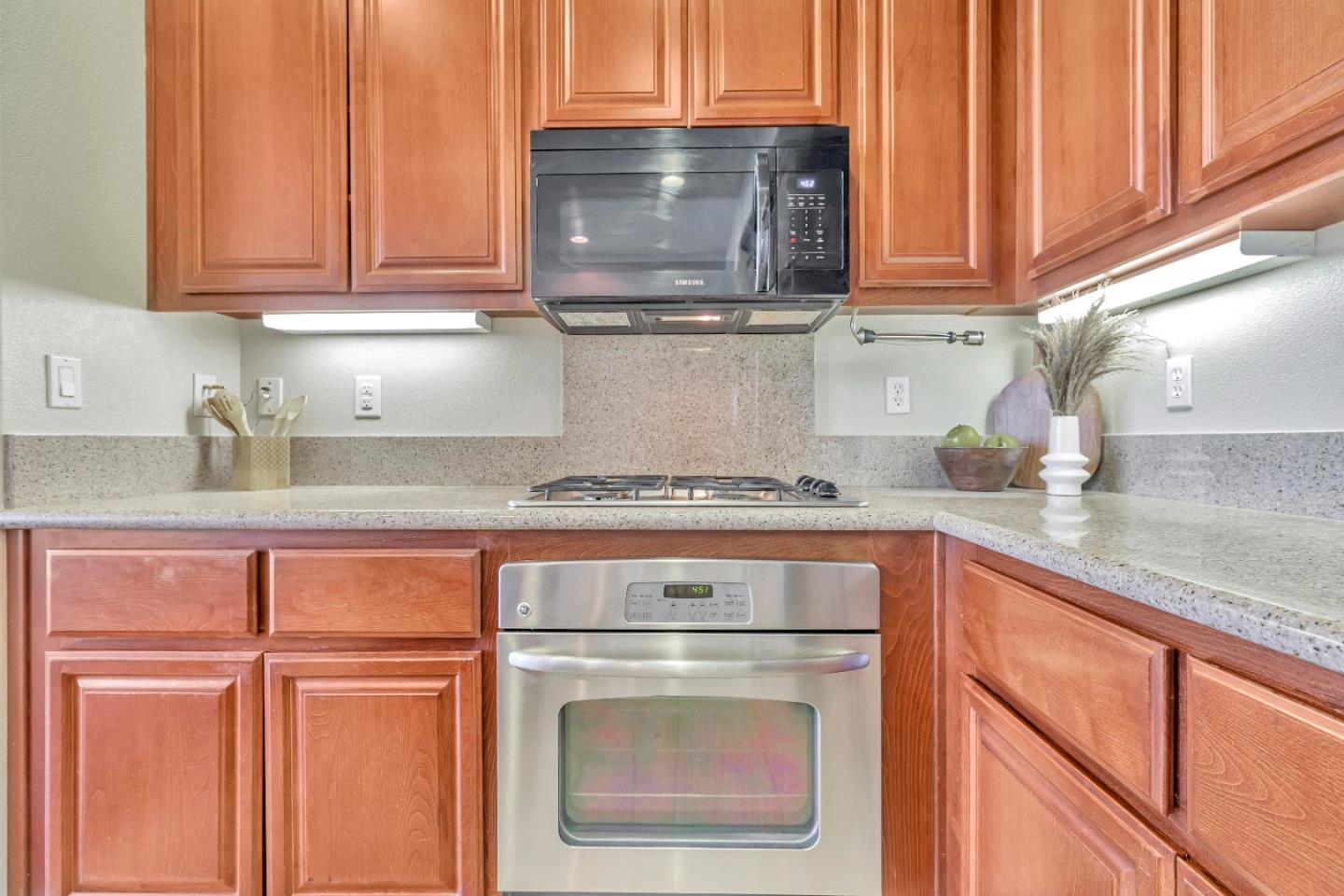 Detail Gallery Image 11 of 42 For 1485 W San Carlos St, San Jose,  CA 95126 - 3 Beds | 2 Baths