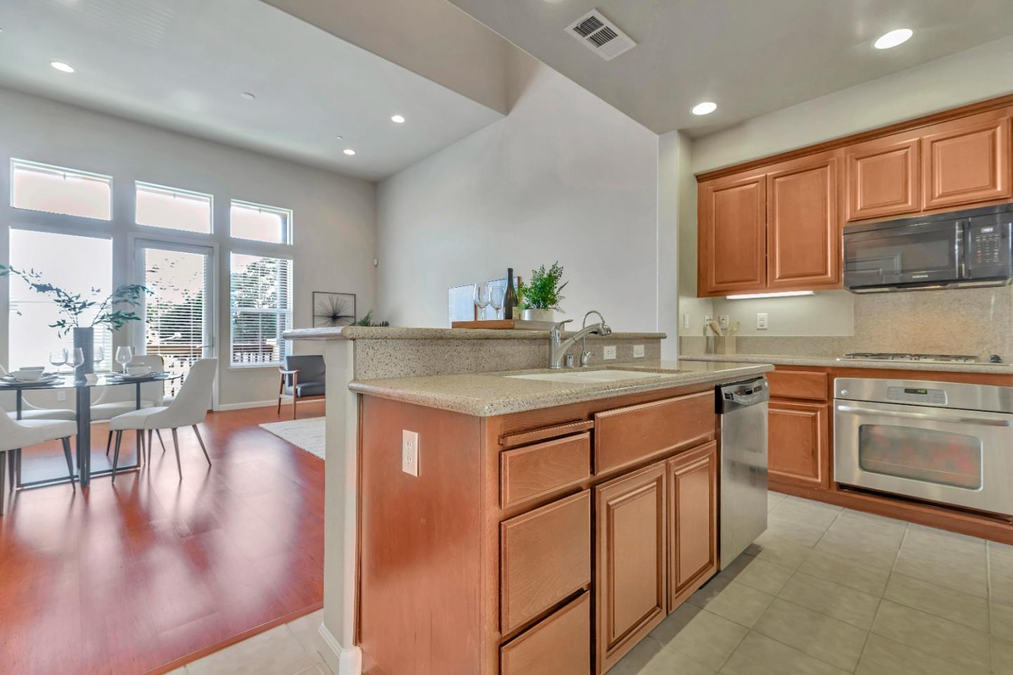 Detail Gallery Image 9 of 42 For 1485 W San Carlos St, San Jose,  CA 95126 - 3 Beds | 2 Baths