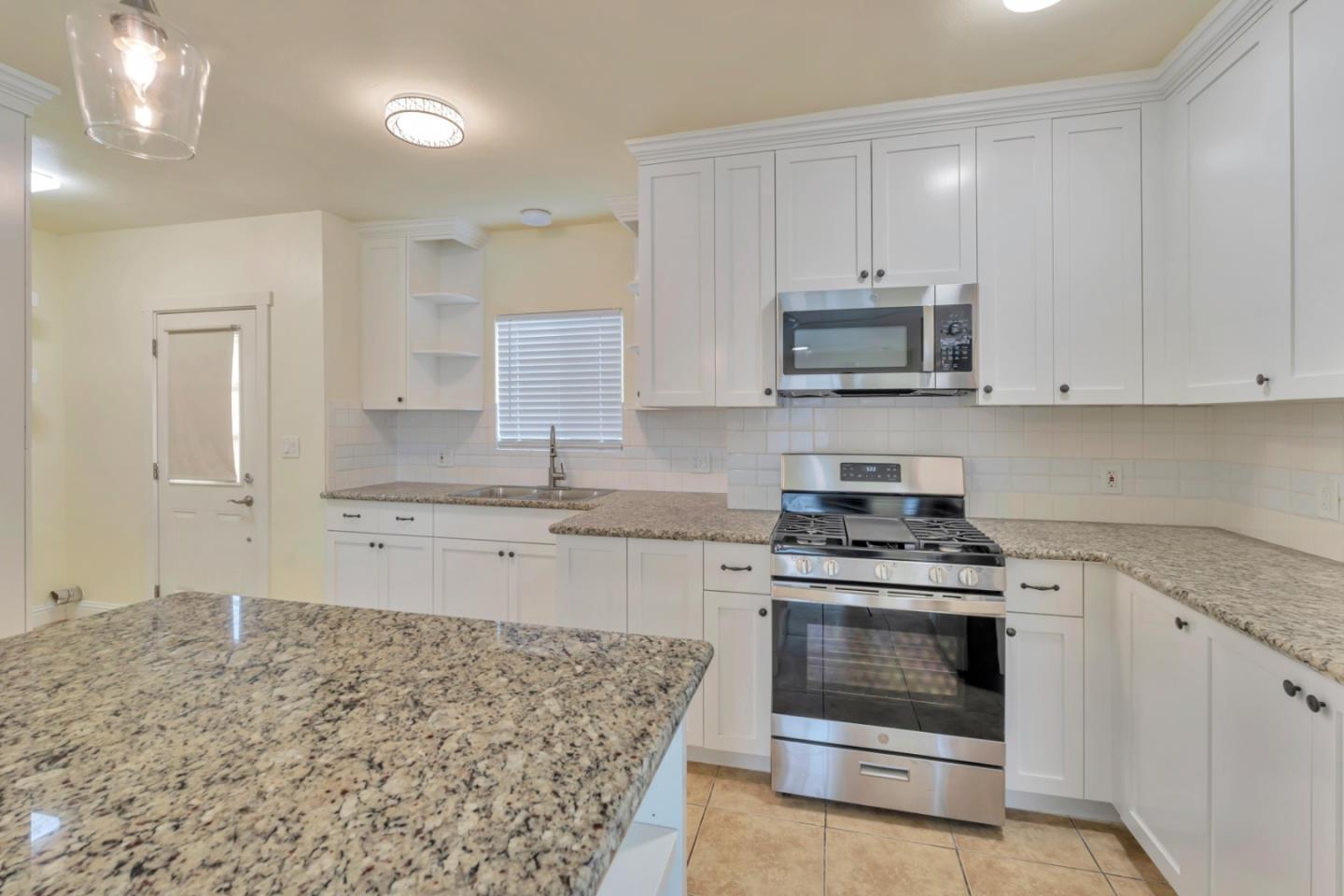 Detail Gallery Image 5 of 17 For 129 Sunset Blvd, Modesto,  CA 95351 - 2 Beds | 1 Baths