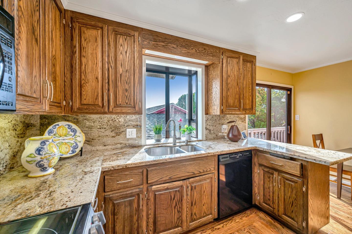 Detail Gallery Image 11 of 42 For 121 Parkview Ct, San Bruno,  CA 94066 - 3 Beds | 3 Baths