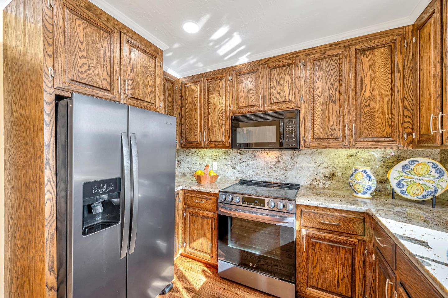 Detail Gallery Image 13 of 42 For 121 Parkview Ct, San Bruno,  CA 94066 - 3 Beds | 3 Baths