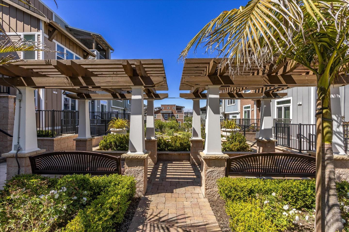 Detail Gallery Image 1 of 43 For 8 Rosebud Ct, Daly City,  CA 94014 - 2 Beds | 2/1 Baths