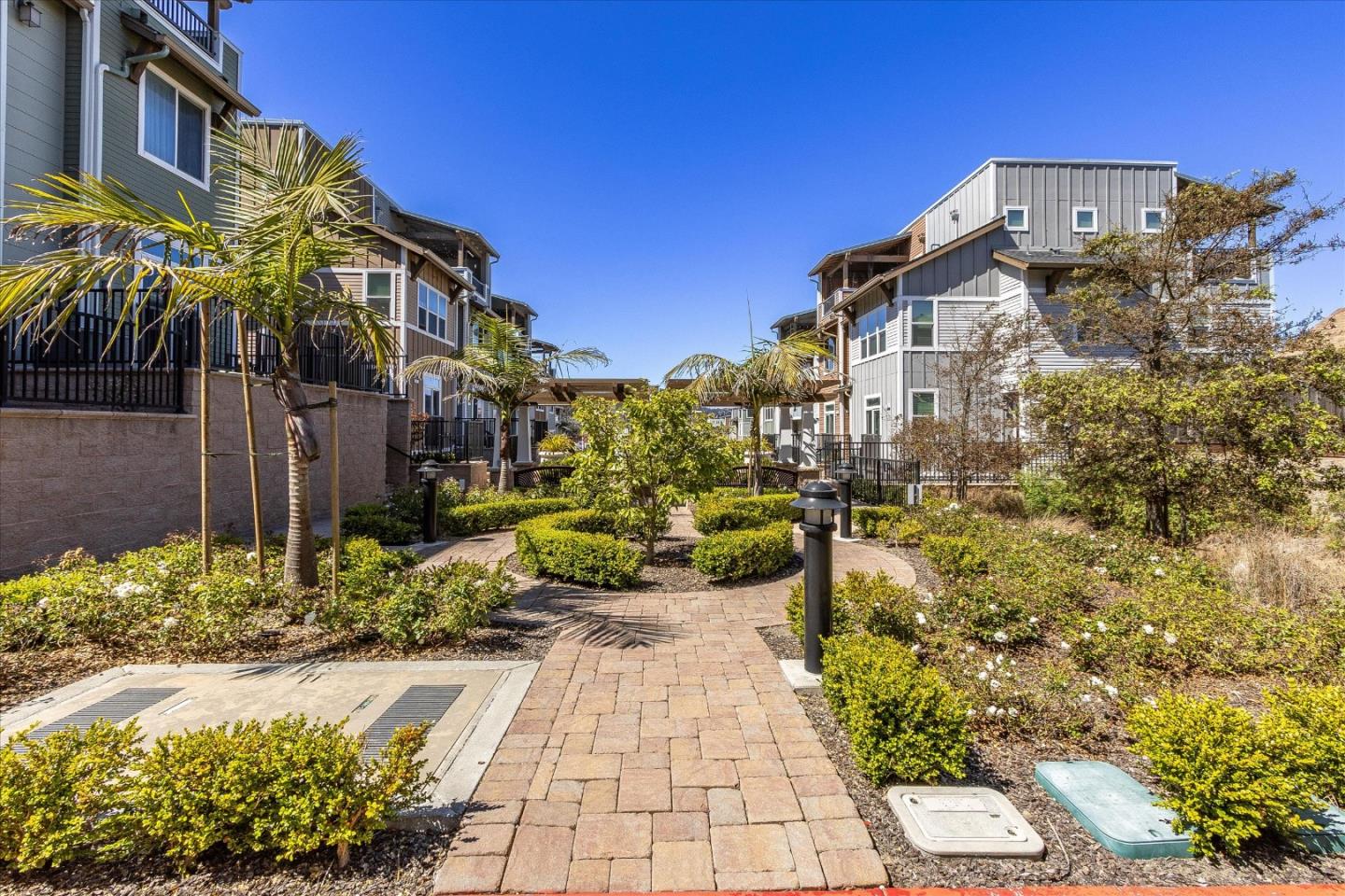 Detail Gallery Image 3 of 43 For 8 Rosebud Ct, Daly City,  CA 94014 - 2 Beds | 2/1 Baths