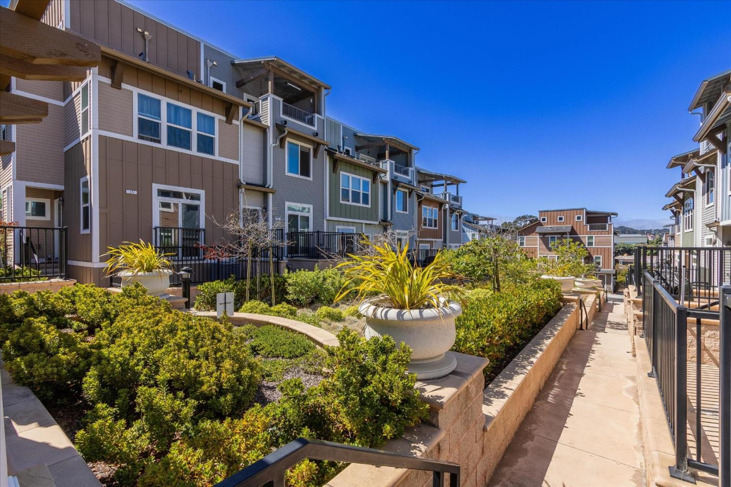 Detail Gallery Image 5 of 43 For 8 Rosebud Ct, Daly City,  CA 94014 - 2 Beds | 2/1 Baths