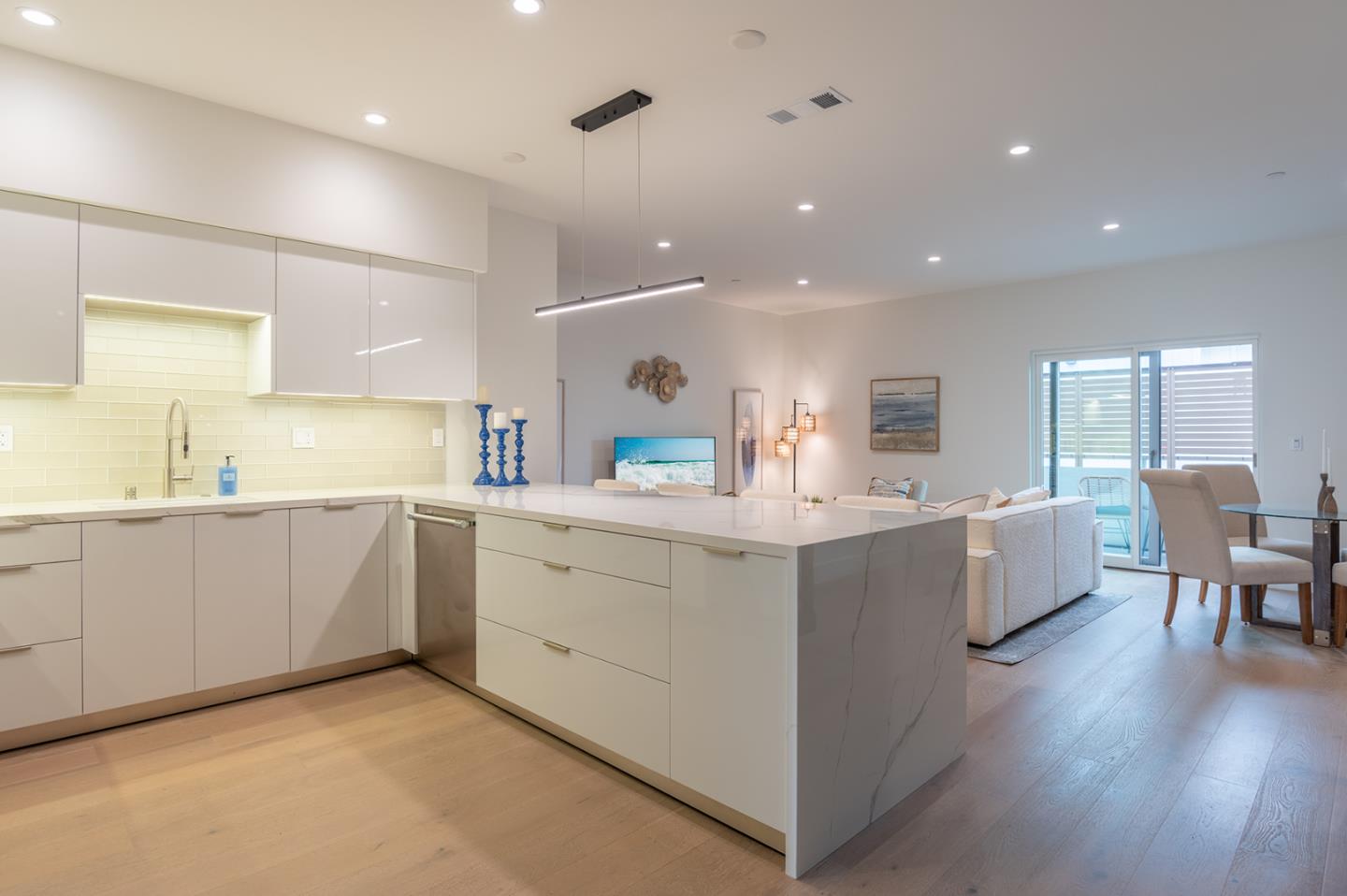 Detail Gallery Image 2 of 15 For 457 Wave St #3,  Monterey,  CA 93940 - 3 Beds | 2 Baths