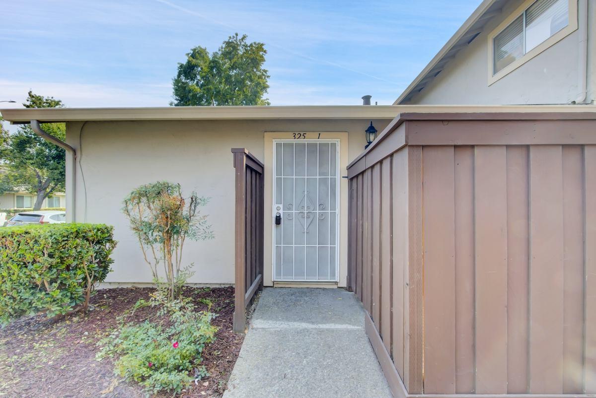Detail Gallery Image 3 of 32 For 325 San Miguel Ct #1,  Milpitas,  CA 95035 - 3 Beds | 1 Baths