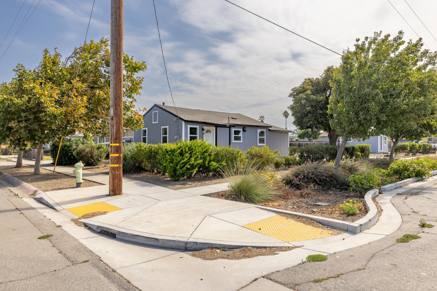 Detail Gallery Image 1 of 34 For 880 Center St, Gonzales,  CA 93926 - 3 Beds | 2 Baths