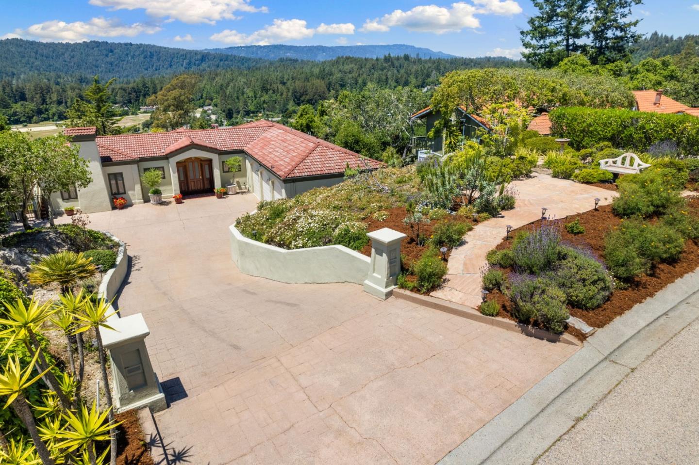 Detail Gallery Image 3 of 9 For 17 Kite Hill Rd, Santa Cruz,  CA 95060 - 4 Beds | 3/1 Baths