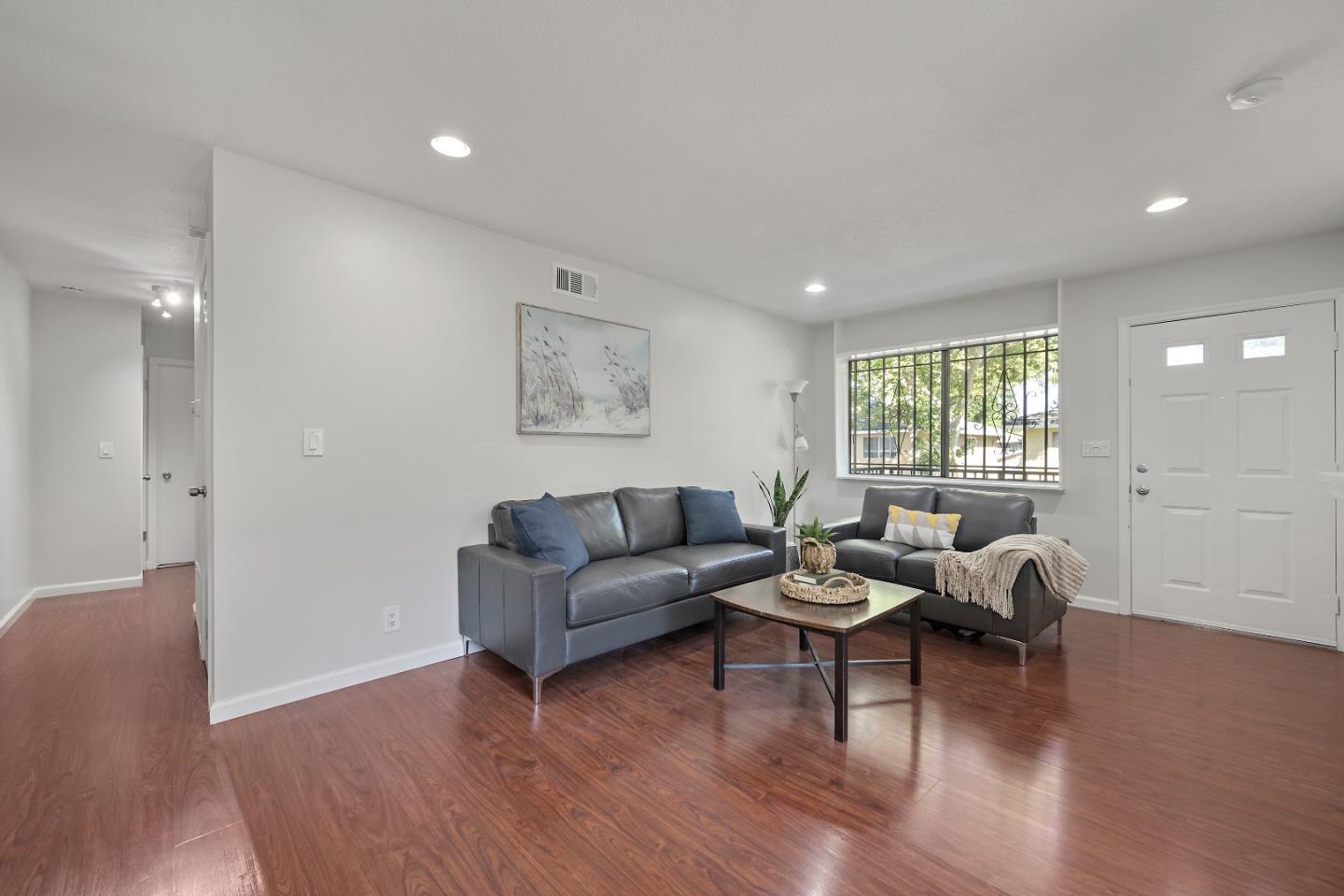 Detail Gallery Image 3 of 13 For 766 Warring Dr #4,  San Jose,  CA 95123 - 2 Beds | 1 Baths