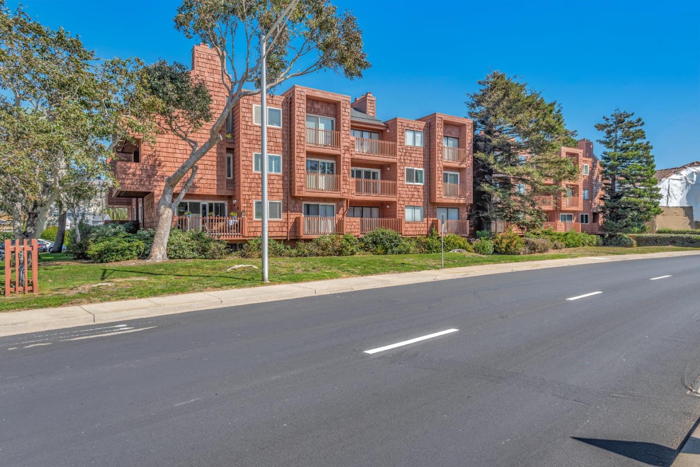 Detail Gallery Image 1 of 1 For 920 Mission Rd #3,  South San Francisco,  CA 94080 - 2 Beds | 2 Baths