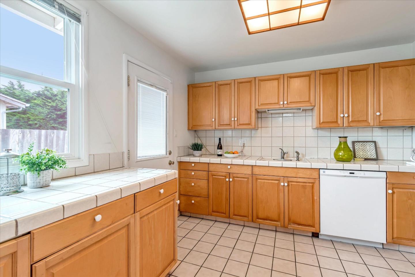 Detail Gallery Image 13 of 48 For 1159 De Solo Dr, Pacifica,  CA 94044 - 3 Beds | 1 Baths