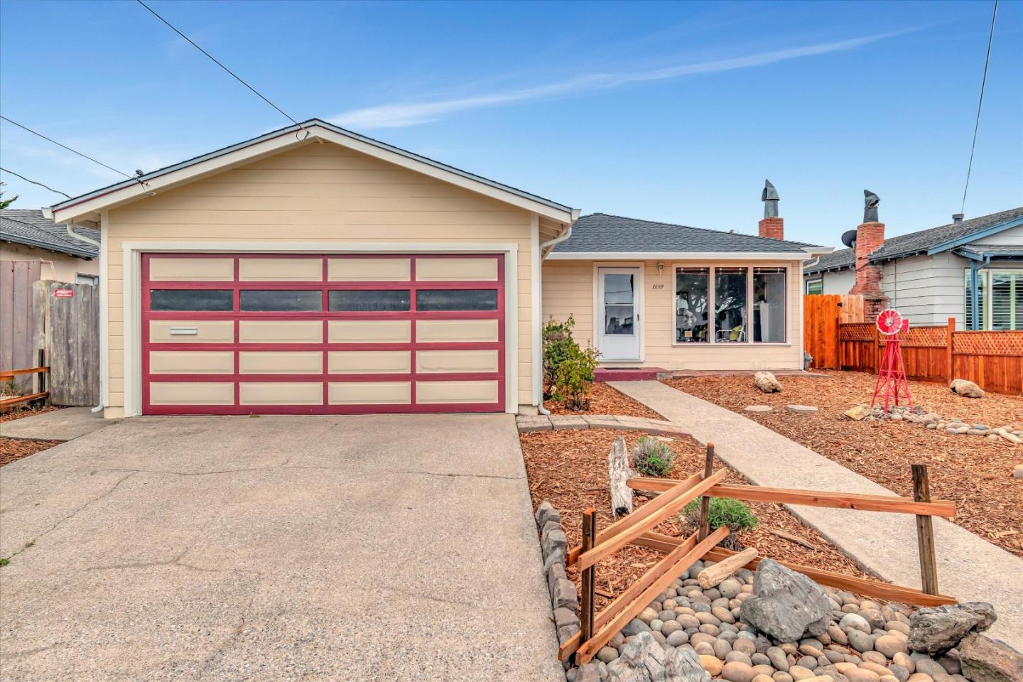 Detail Gallery Image 2 of 48 For 1159 De Solo Dr, Pacifica,  CA 94044 - 3 Beds | 1 Baths