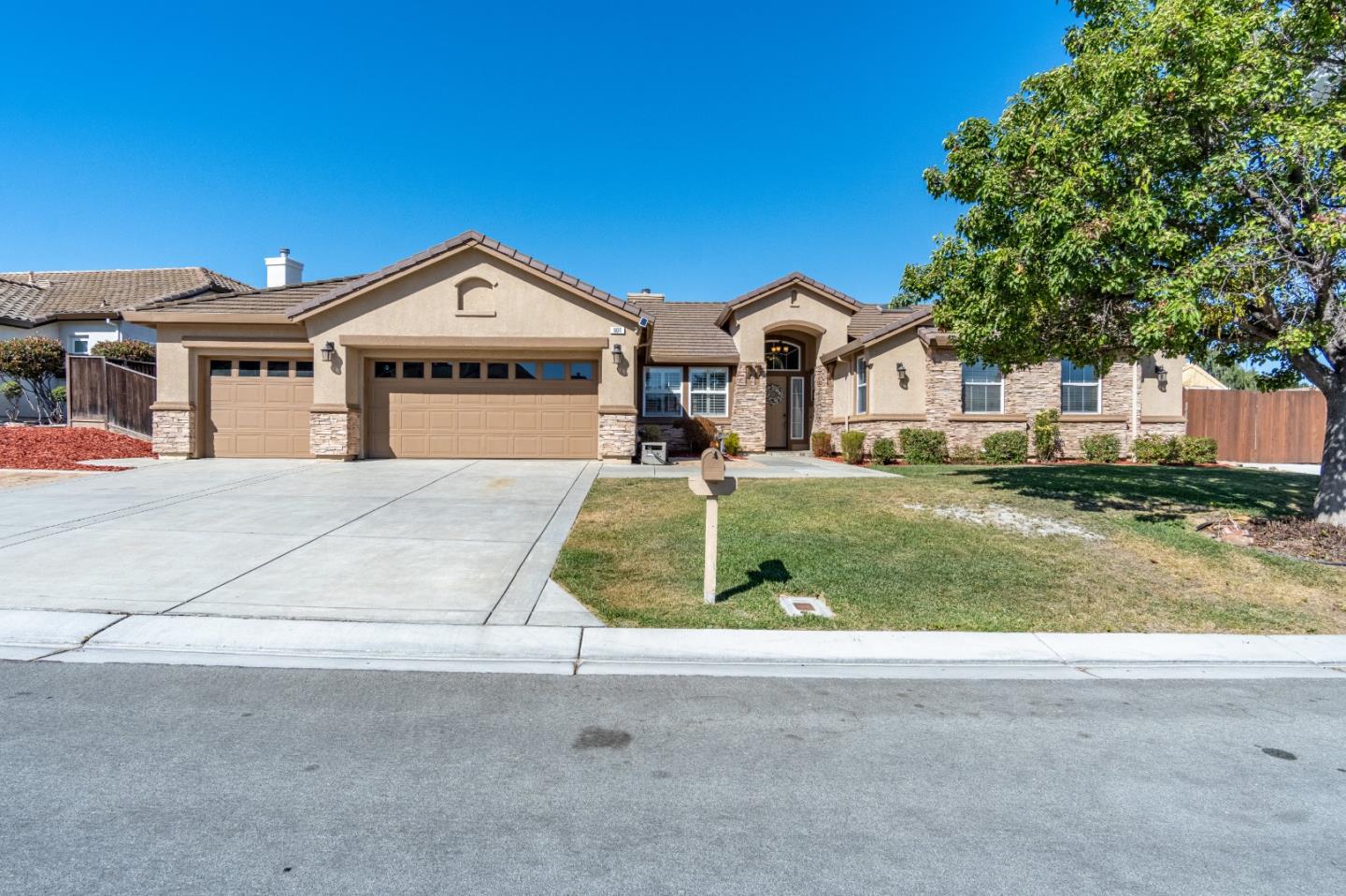 Detail Gallery Image 1 of 1 For 904 Stone Bridge Trl, Hollister,  CA 95023 - 4 Beds | 2/1 Baths
