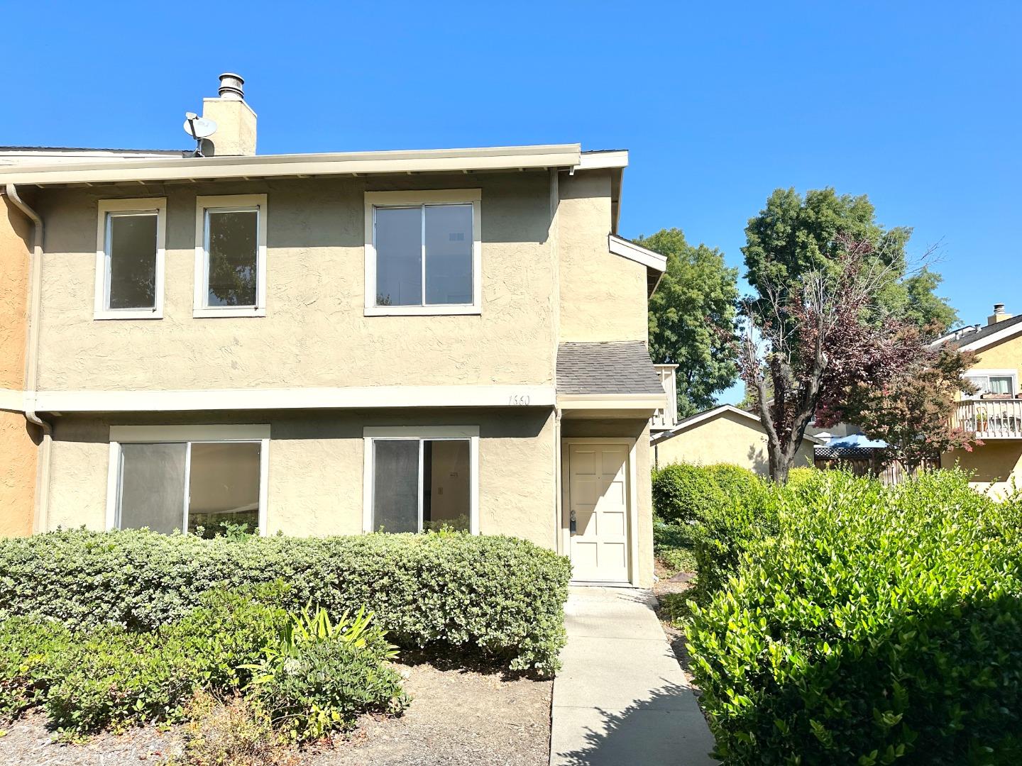 Detail Gallery Image 1 of 1 For 1660 Hollowcreek Pl, San Jose,  CA 95121 - 3 Beds | 2/1 Baths